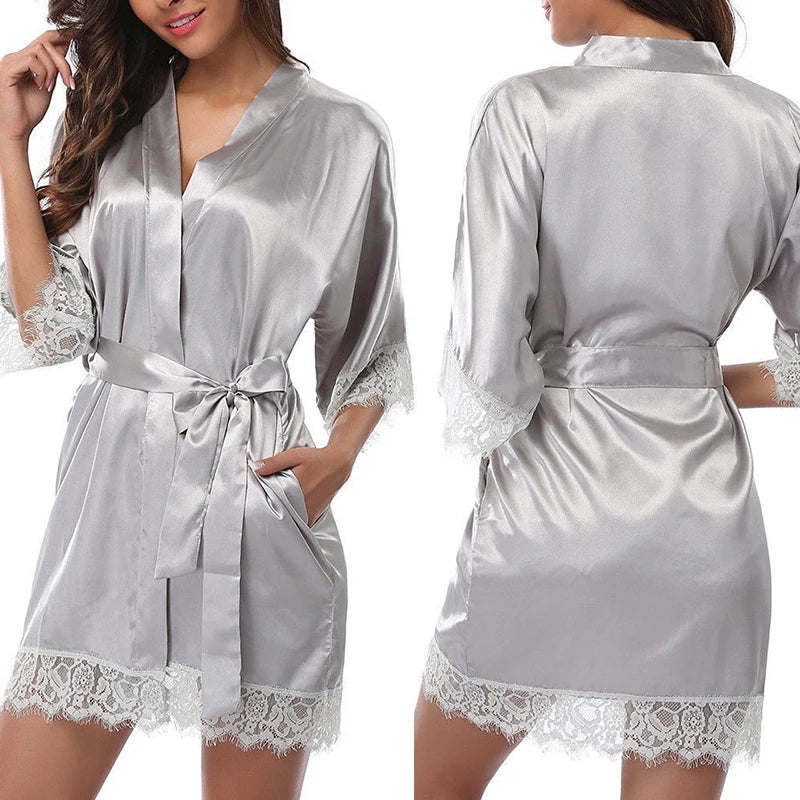 Peignoir_court_femme_de_bain_fantaisie_rouge_et_noir-manche_trois_quarts-en_dentelle-col_V-mi_cuisse-léger-doux-confortable-été-moelleux-absorbant-printemps-gris
