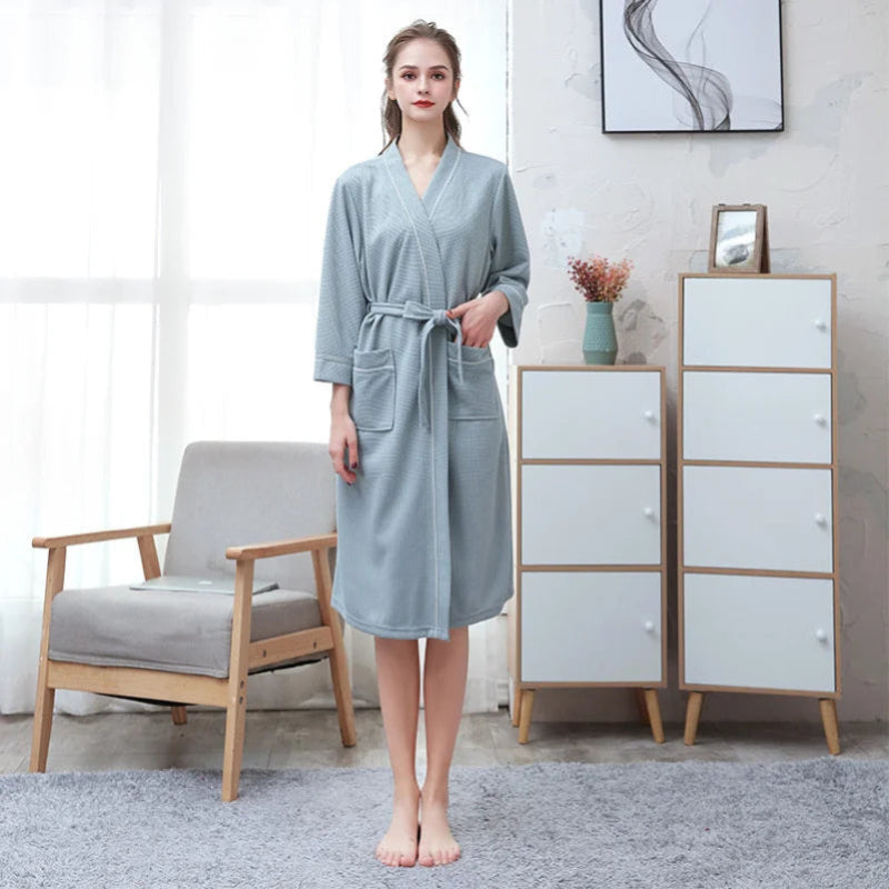 Peignoir_de_bain_adulte-Tissu_gaufre_polyester_non-tissé-manche_trois_quarts-col_châle-mi-mollet-doux-moelleux-confortable-absorbant-été-printemps-automne-hiver-gris-bande_blanche