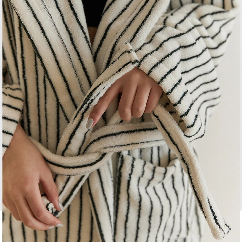 Peignoir_de_bain_chaud-longue-bouclette-velours-tisses-coton-rayures-noires-capuche-manche-longue-épais-mi-mollet-doux-confortable-moelleux-automne-printemps-hiver-blanc-noir