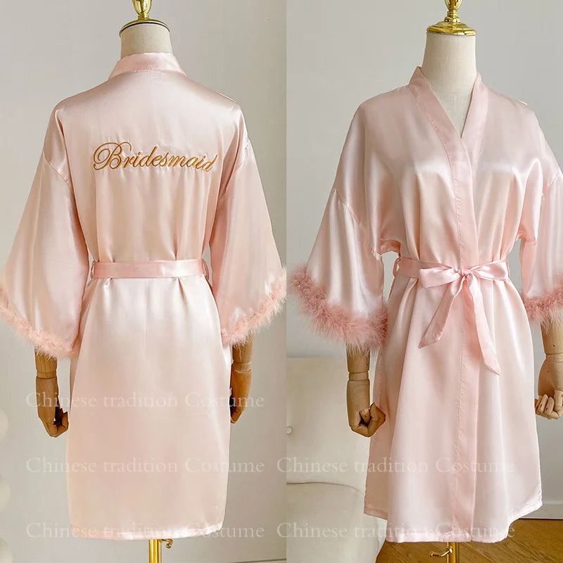 Peignoir_de_bain_femme_avec_prenom_brod_-satin-polyester-manche-trois-quarts-col-V-mi-genoux-moelleux-confortable-personnalisable-ete-printemps-beige