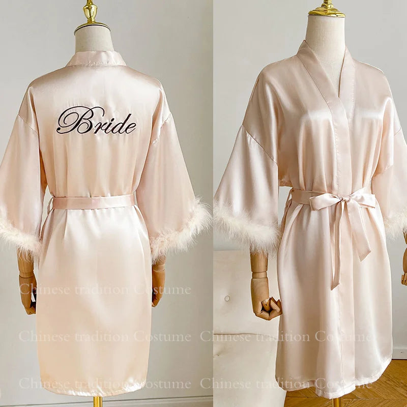 Peignoir_de_bain_femme_avec_prenom_brod_-satin-polyester-manche-trois-quarts-col-V-mi-genoux-moelleux-confortable-personnalisable-printemps-ete-beige
