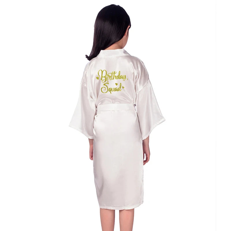Peignoir de bain fille-polyester-satiné-personnalisé-manche-trois-quarts-mi-genou-ete-printemps-absorbant-blanc